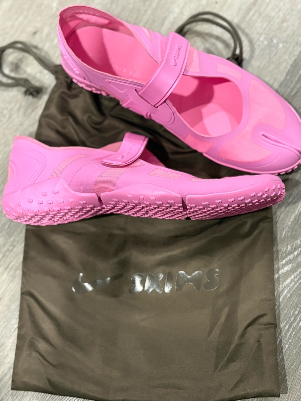 SKIMS Kids Hot Pink Water Shoe with Hook-and-Loop Strap